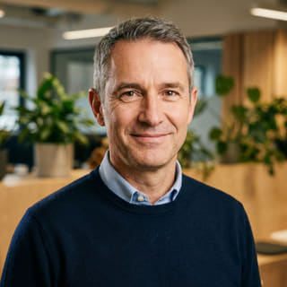 James Mitchell, ocupando o cargo de Diretor Executivo na Firmézio Capital