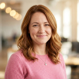 Emily Watson, responsável pelo Suporte ao Cliente da Firmézio Capital
